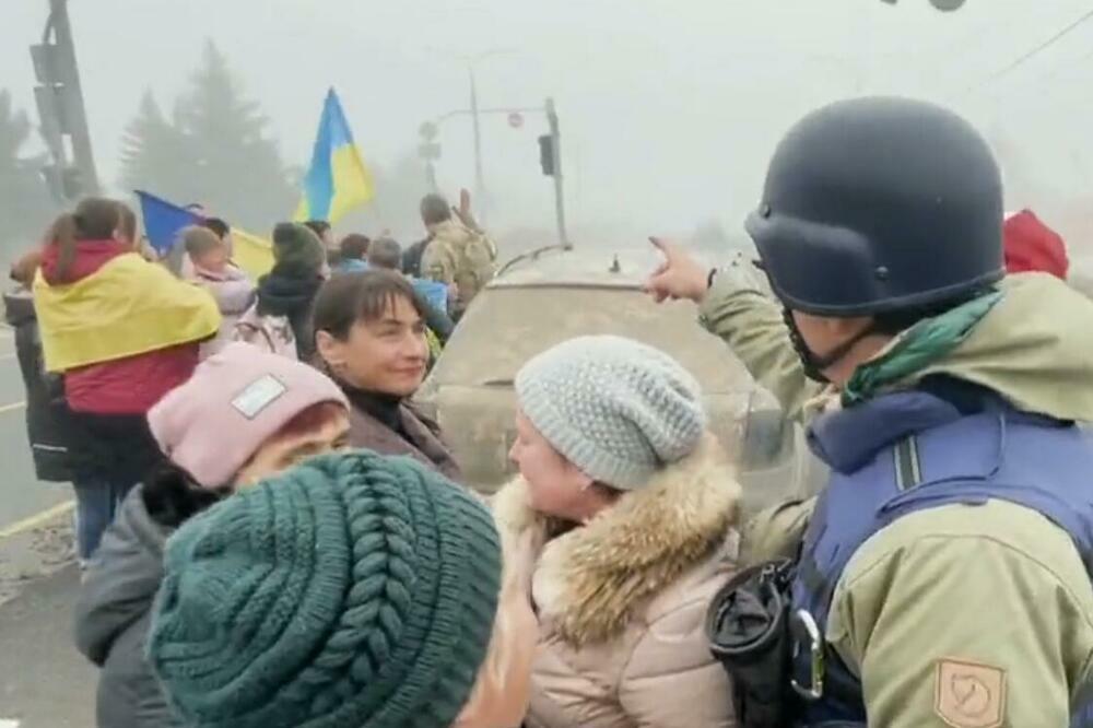 SLAVLJE NA ULICAMA HERSONA: Ukrajinske snage ULIVAJU poverenje grđanima, više nisu u STRAHU! (VIDEO)(FOTO)