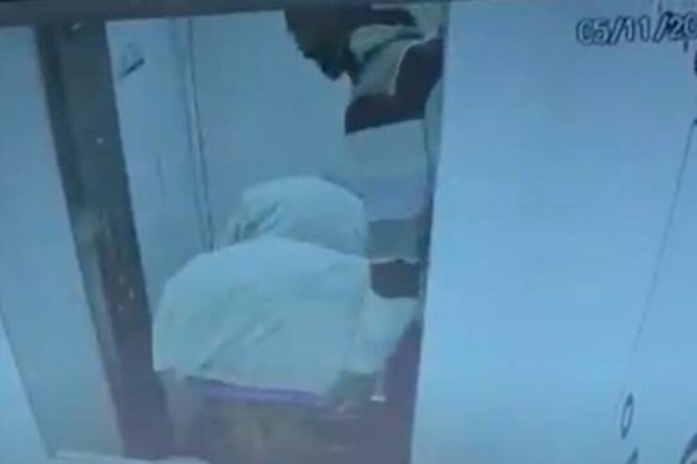 KAMERE SNIMILE MMA BORCA KAKO SE REŠAVA BEŽIVOTNOG TELA ŽENE: Usmrtio je pred detetom! (UZNEMIRUJUĆI VIDEO)