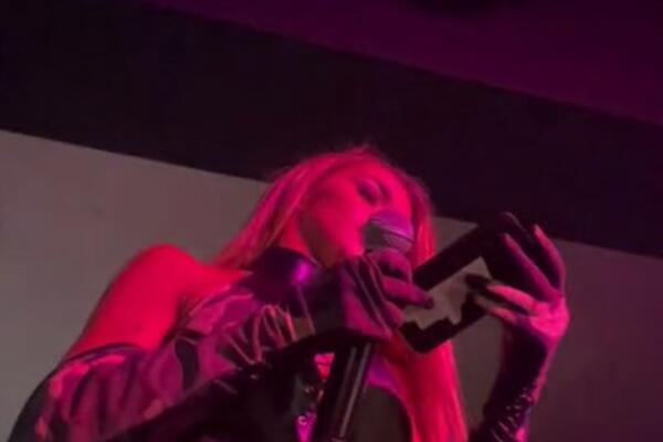 DESIO SE SKANDAL NA TEODORINOM NASTUPU: Prekinula pevanje, odbrusila FANU, UZELA MU TELEFON i samo OTIŠLA