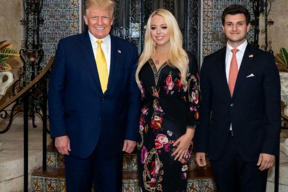 TRAMP UDAO NAJMLAĐU ĆERKU ZA MILIJARDERA: Prve slike sa VENČANJA, Majka joj je LEPOTICA a ovo je mladoženja (FOTO)