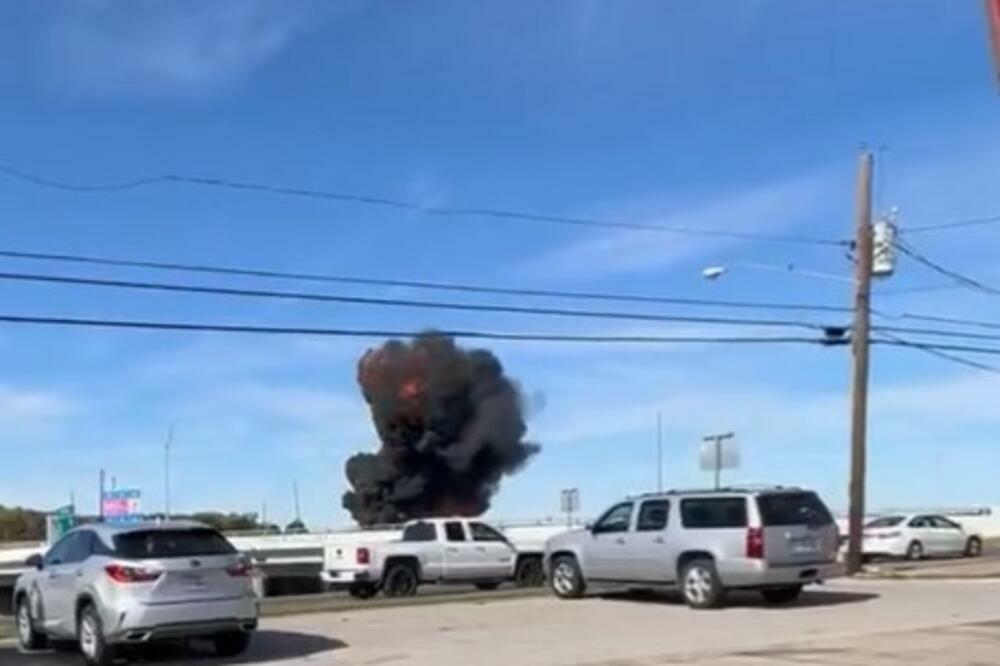 LOVAC NALETEO NA BOMBARDER: U sudaru dva vojna aviona iz Drugog svetskog rata 6 ljudi STRADALO (VIDEO)