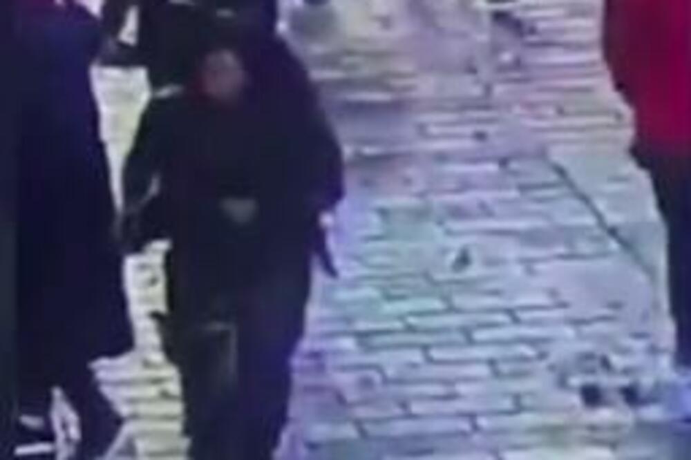 SNIMLJEN TRENUTAK BEKSTVA OSUMNJIČENE ZA SMRTNONOSNU EKSPLOZIJU U ISTANBULU? Trči kroz uspaničenu masu (VIDEO)