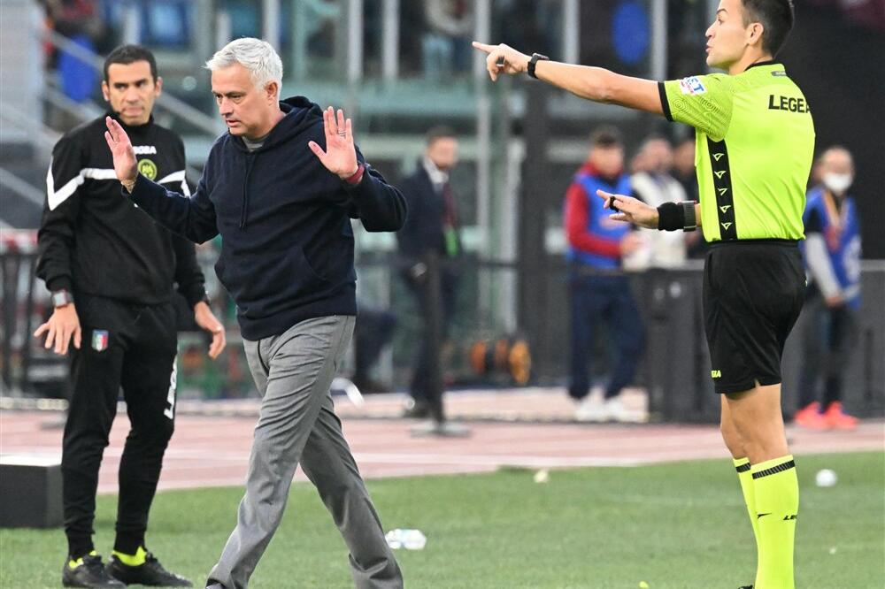 TROŠE VREME I GLUME POVREDE! Murinjo briljirao na derbiju klinaca Rome i Lacija, trener nebesko-plavih besan