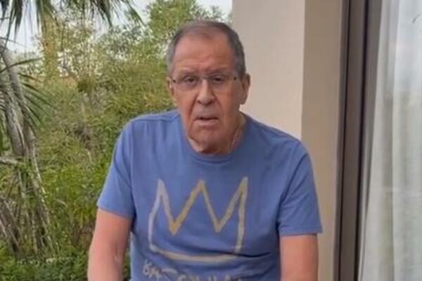 O SNIMKU LAVROVA KAKO SEDI U ŠORTSU NA TERASI BRUJI SVET: Ljudi gledaju i ne TREPĆU, ovaj DETALJ svima zapao za OKO