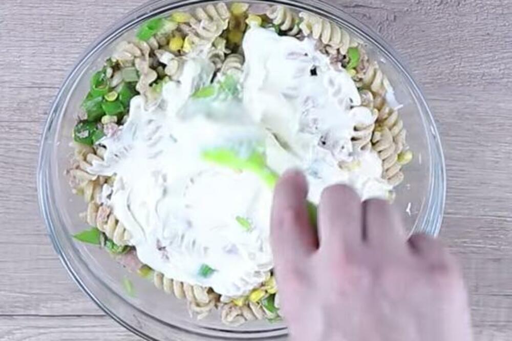 OSVEŽAVAJUĆA SALATA KOJU ĆETE JESTI I KADA PROĐE USKRŠNJI POST: Spoj tunjevine i kikirikija daje SAN SNOVA UKUS