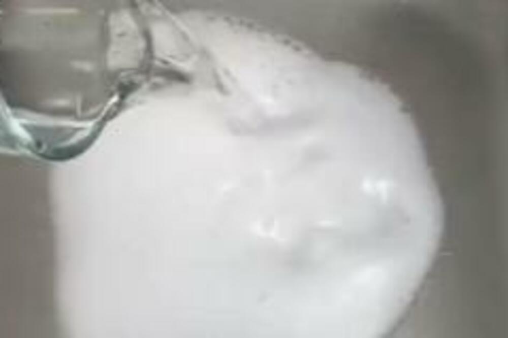 PROVEREN TRIK KOJI RADI: Otpušićete sudoperu za samo 10 MINUTA uz sastojke koje već imate u kući (VIDEO)
