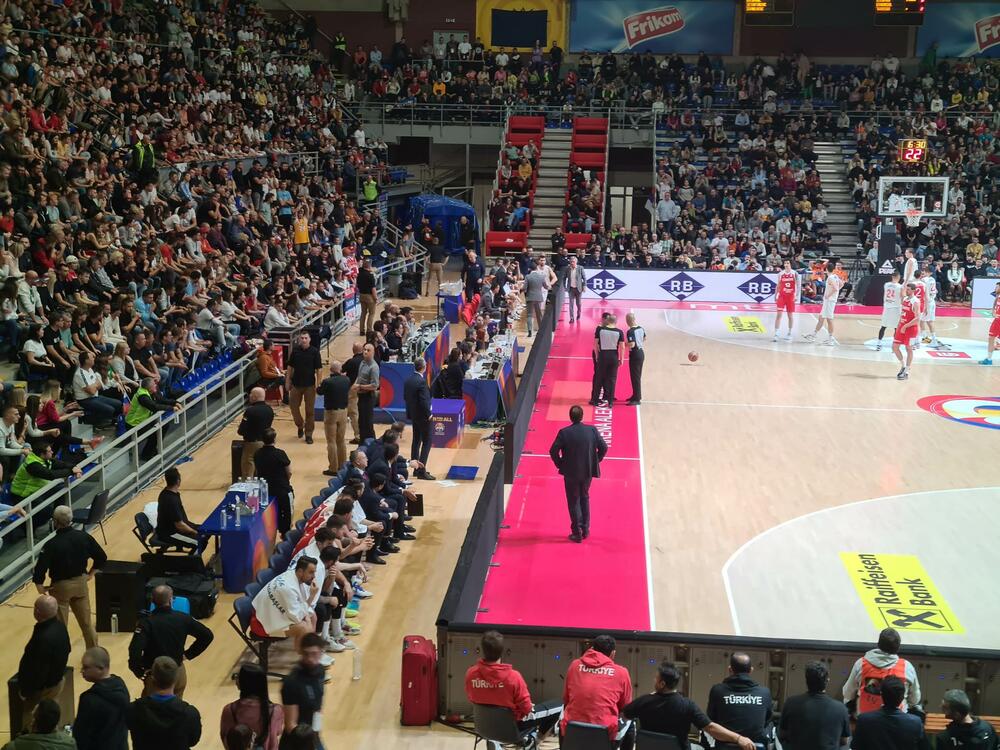 Ergin Ataman na utakmici Srbije i Turske