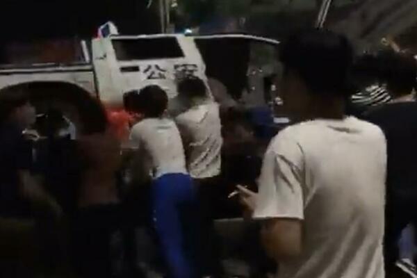 HAOS U KINI ZBOG NOVIH KOVID MERA: Pobesneli građani se TUKU sa policijom i ruše BARIKADE (VIDEO)
