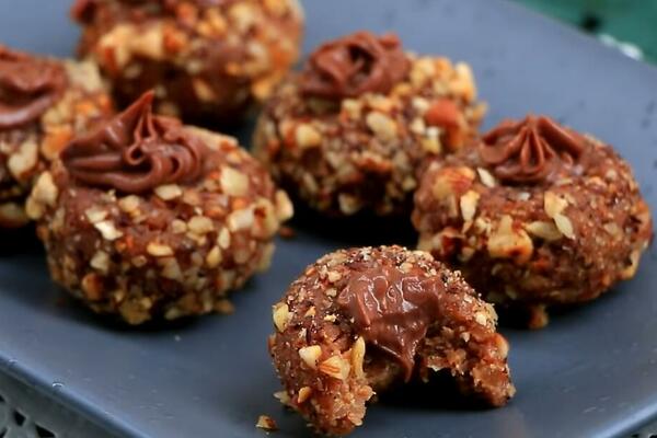 Nema idealnijih sitnih kolača od ovih! Glavna su zvezda svake slave, gosti polude samo na njihovo ime