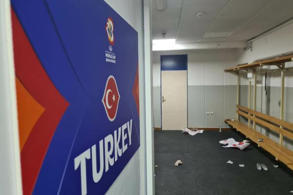 HAOS TURAKA U SVLAČIONICI: Teško im pao poraz, ali ovo je baš RUŽNA SLIKA ! (FOTO)