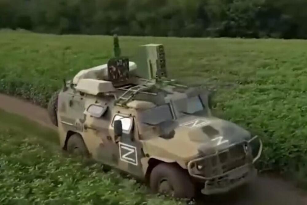 RUSI PRIMENJUJU NOVU TAKTIKU: Tvrde da ovo NENAORUŽANO vozilo tera Ukrajince na predaju, SVE JE SNIMLJENO (VIDEO)