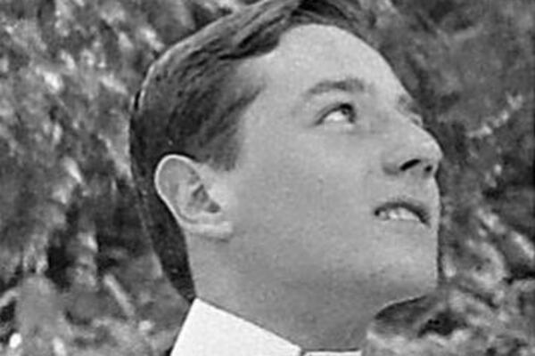 NAŠAO FOTOGRAFIJU STARU 117 GODINA I MOMENTALNO SE SLEDIO: Veruje da je ona DOKAZ da je imao PROŠLI ŽIVOT! (FOTO)