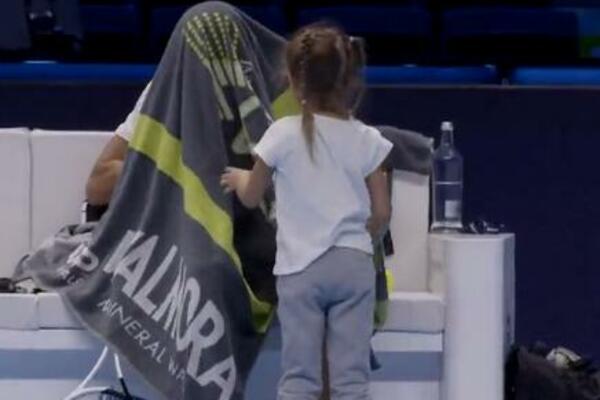 TARA ĐOKOVIĆ UKRALA ŠOU U TORINU: Pogledajte šta je Novakova mezimica uradila dok niko nije gledao! (VIDEO)