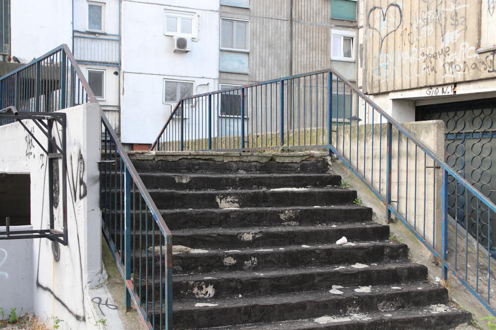 NEŠTO ČUDNO SE DEŠAVA U PODRUMU ZGRADE U BEOGRADU: Zabrinuti stanari uputili UPOZORENJE komšijama (FOTO)