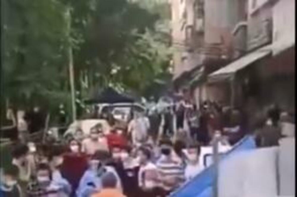 DRAMATIČNI SNIMCI IZ KINESKE METROPOLE, BES GRAĐANA ESKALIRAO: Stroge korona mere izazvale REVOLT! (VIDEO)