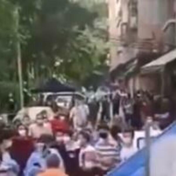 DRAMATIČNI SNIMCI IZ KINESKE METROPOLE, BES GRAĐANA ESKALIRAO: Stroge korona mere izazvale REVOLT! (VIDEO)