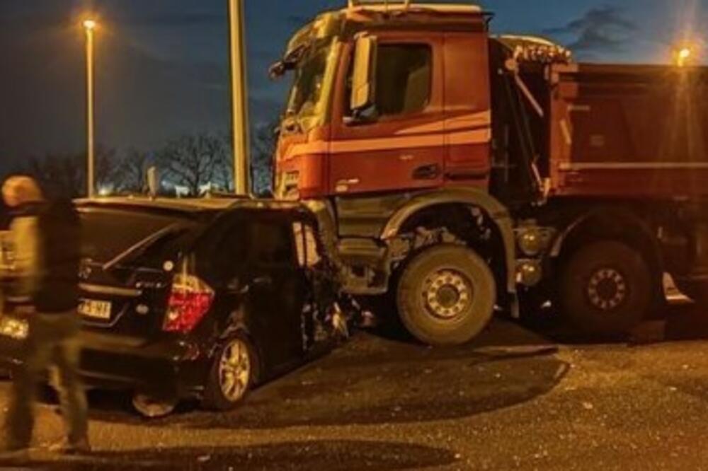 UDES KOD OBILAZNICE: Sudarili se KAMION i AUTOMOBIL, prednji deo skoro SMRSKAN! (FOTO)