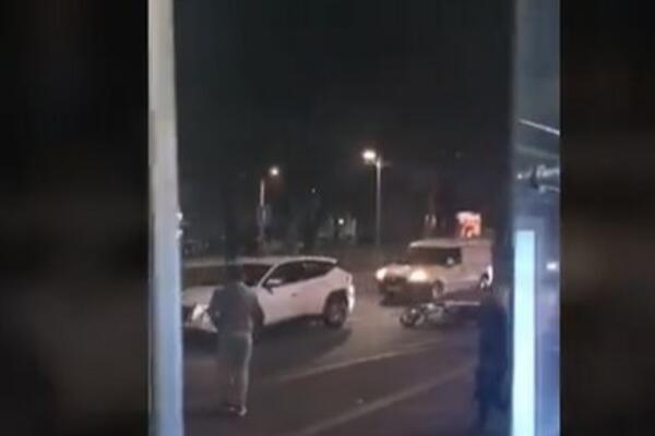 OBOREN MOTOCIKLISTA NA BULEVARU: Zadobio POVREDE NOGE! (FOTO)