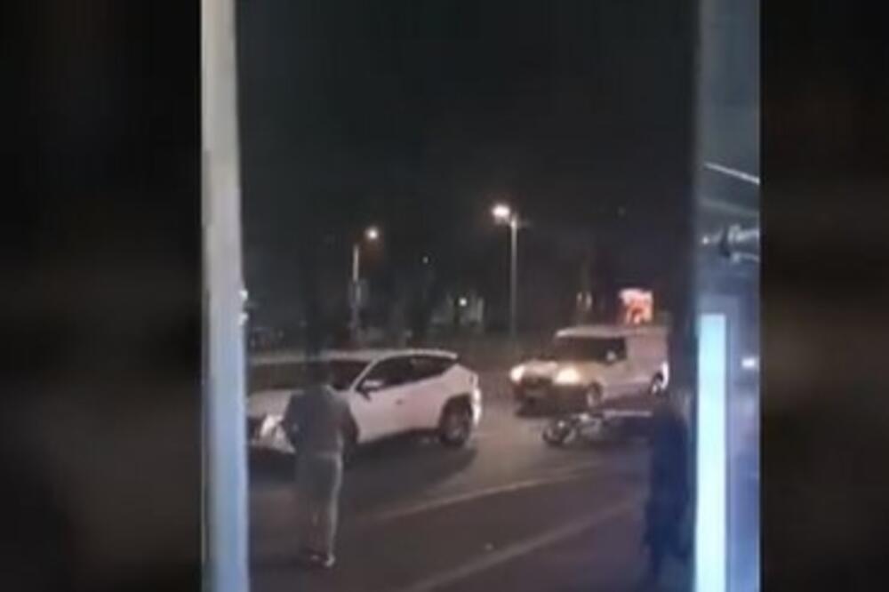 OBOREN MOTOCIKLISTA NA BULEVARU: Zadobio POVREDE NOGE! (FOTO)