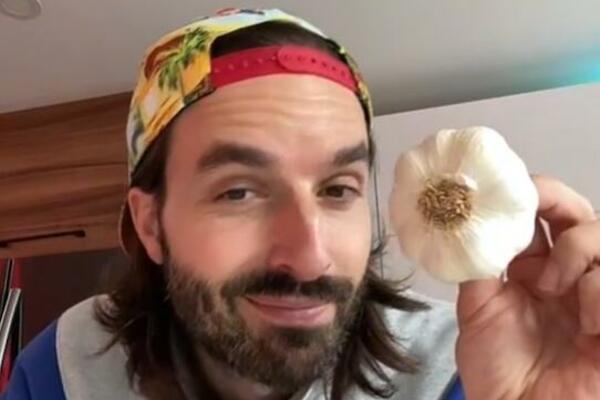 KUVAR OTKRIO NAJLAKŠI NAČIN ZA SECKANJE BELOG LUKA: Jednostavnije nego što možete da zamislite (VIDEO)