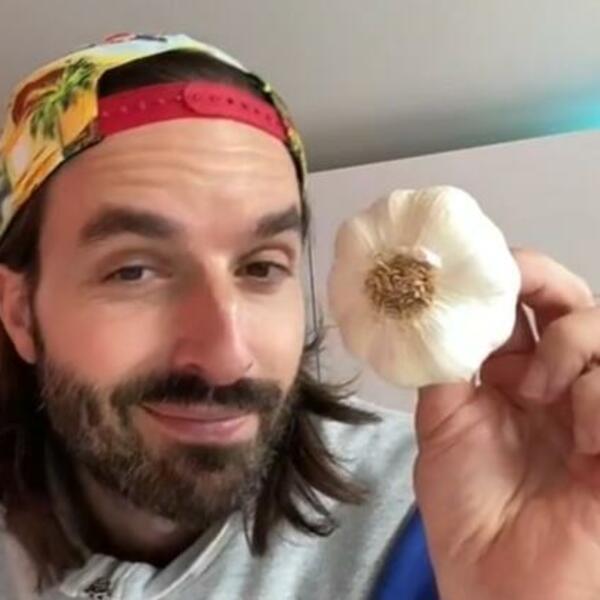 KUVAR OTKRIO NAJLAKŠI NAČIN ZA SECKANJE BELOG LUKA: Jednostavnije nego što možete da zamislite (VIDEO)