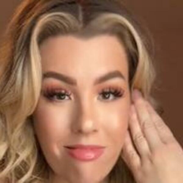 OBDARENA PLAVUŠA NA MREŽAMA DOŽIVLJAVA LINČ ZBOG SVOJIH GRUDI: Kada se UTEGLA u OVO, pucalo je na SVE STRANE (FOTO)