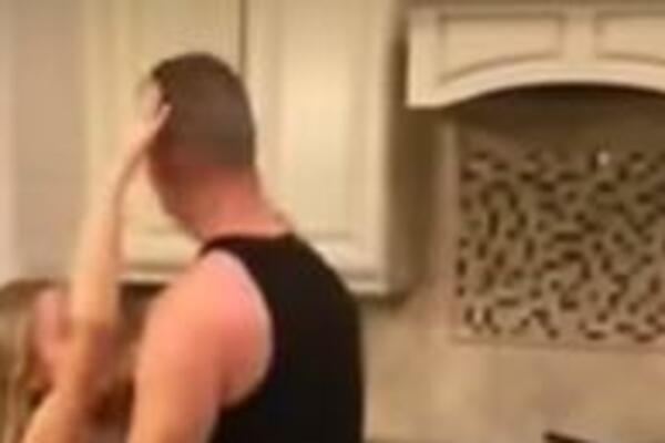 MAMA JE UŠLA U KUHINJU MISLEĆI DA ĆERKA I OTAC SPREMAJU HRANU: Ovakvu scenu nije očekivala (VIDEO)