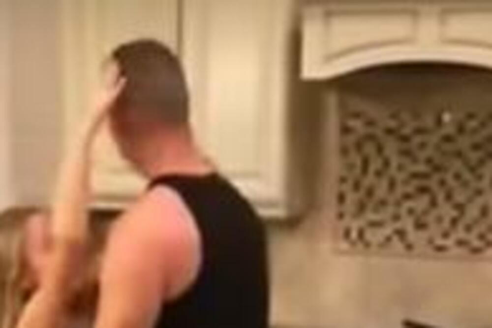 MAMA JE UŠLA U KUHINJU MISLEĆI DA ĆERKA I OTAC SPREMAJU HRANU: Ovakvu scenu nije očekivala (VIDEO)