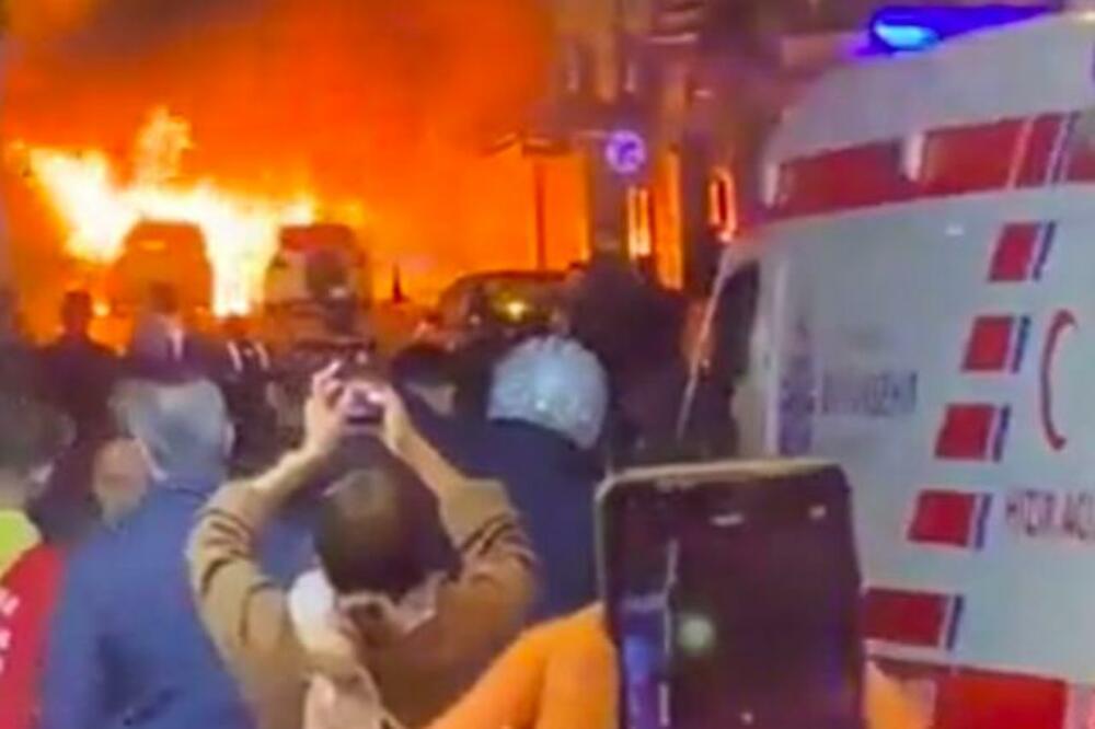 TRI AUTOMOBILA ZAPALILA SU SE U ISTANBULU: Razlog NIJE POZNAT, nema povređenih!