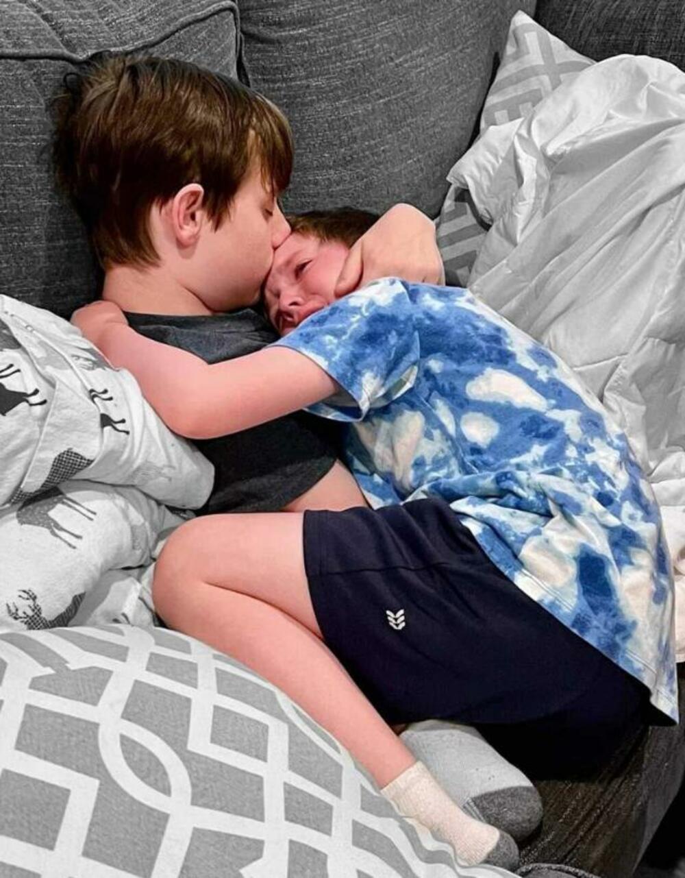 Potresna slika dva brata