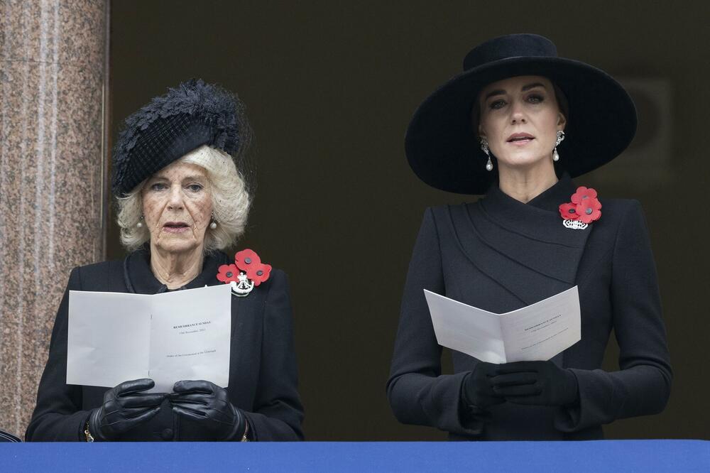 Šta je ovo na vratu? Na sahrani moćnice jezivi detalji - BIVŠA LJUBAVNICA nije došla ti, SIMBOLI ŠOKIRAJU