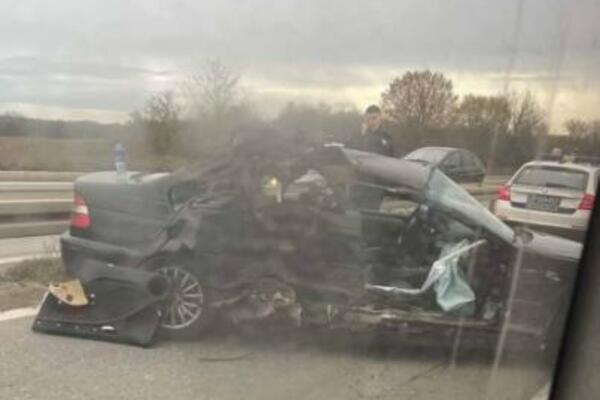 STRAVIČNA NESREĆA NA OBRENOVAČKOM PUTU! BMW naleteo na autobus, OD AUTA NIJE OSTALO NIŠTA! (FOTO)