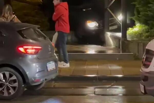 HAOS NA BANOVOM BRDU: Mercedesom se ZAKUCALA u STAJALIŠTE puno LJUDI! (VIDEO)