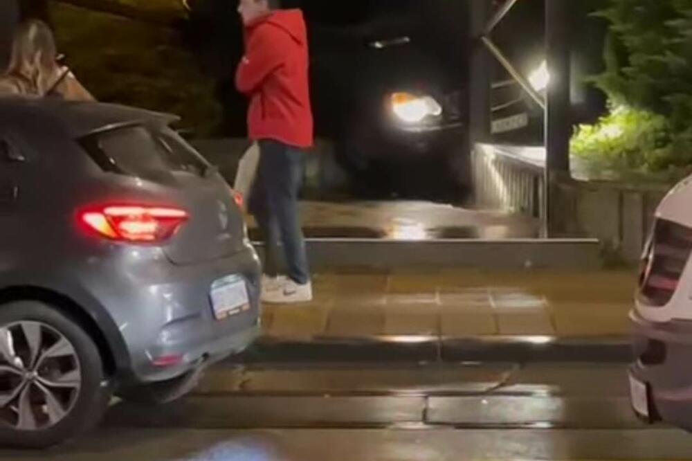 HAOS NA BANOVOM BRDU: Mercedesom se ZAKUCALA u STAJALIŠTE puno LJUDI! (VIDEO)