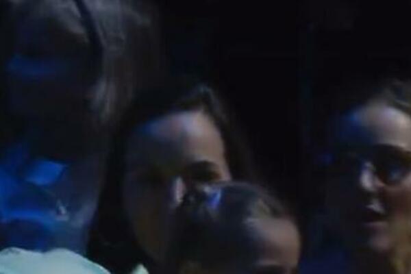 JELENA ĐOKOVIĆ ZANEMELA: Pogledajte šta je nestašni Stefan uradio na tribinama - kamera sve snimila! (VIDEO)