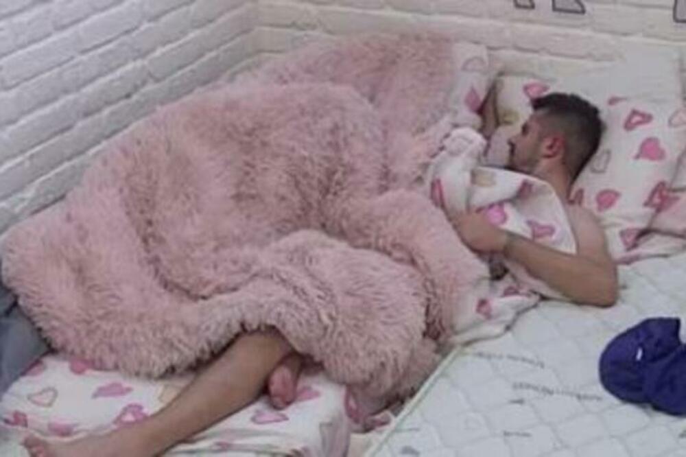 NIKAD VRELIJA AKCIJA MAJE I BILALA ISPOD JORGANA: Orilo se do ZORE, snimak BEZ CENZURE osvanuo VIDEO