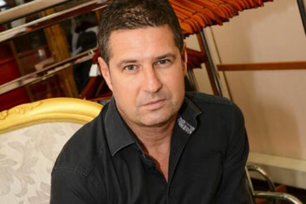 ZANEMEĆETE KADA VIDITE KO SU ĆERKE SLAVNOG MUZIČARA IZ OK BENDA: Oženio se u JEKU popularnosti FOTO