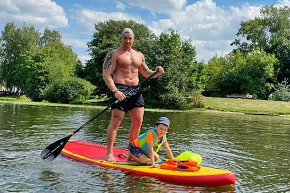 OVO JE RUSKI SNIMATELJ ČIJE JE BICEPSE OPIPAO BAJDEN: Preneo je utiske o čudnom susretu sa liderom SAD! (FOTO)