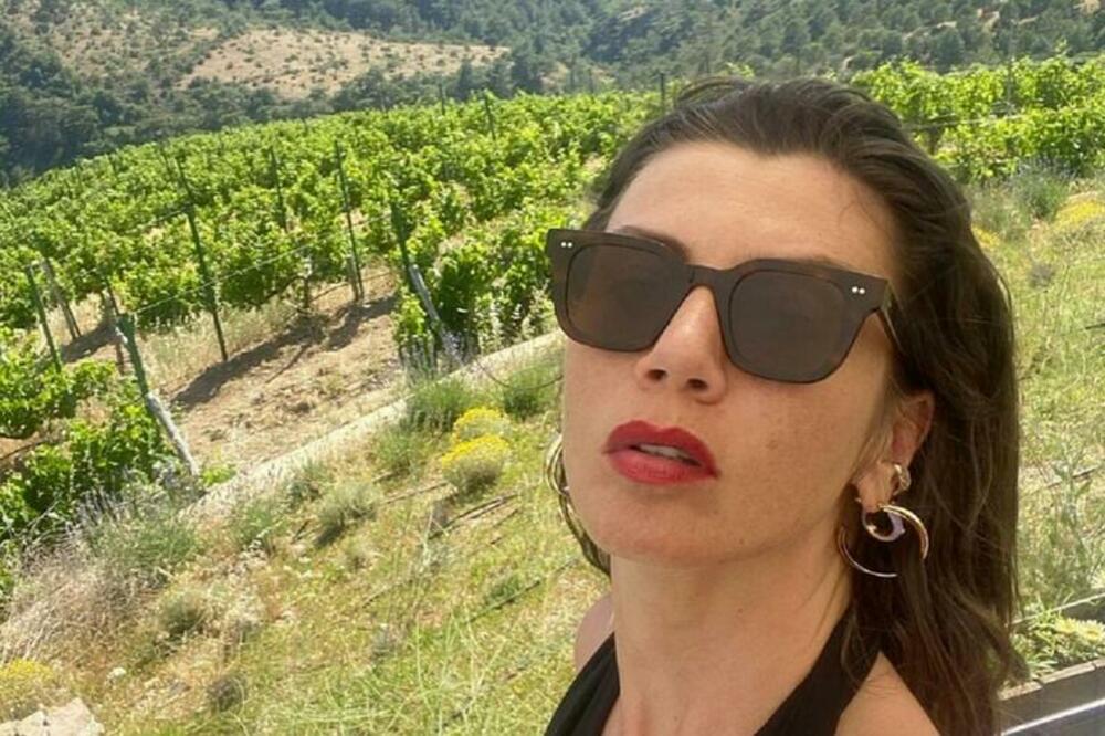 Glumica koju Srbi obožavaju, prevarila muža sa rođenim svekrom! Uhvatio ih na gomili, sve je odmah izašlo u javnsot