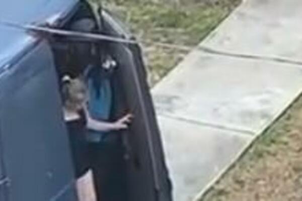 DEVOJKA IZAŠLA IZ KOMBIJA ZA DOSTAVU, A SVI KOMENTARIŠU SAMO 1 STVAR: Gori INTERNET posle OVOG SNIMKA (VIDEO)