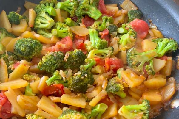 BRZ I UKUSAN POSAN RECEPT: Povrće iz tiganja za koje je potrebno manje od POLA SATA