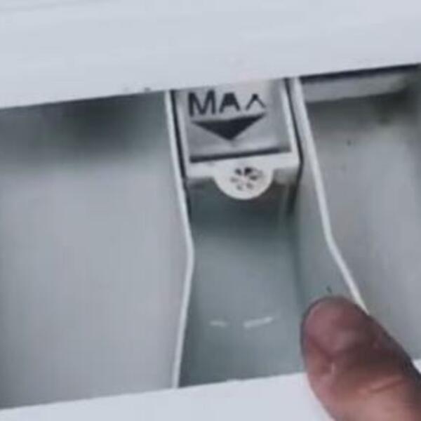 DOMAĆICE, POSLUŠAJTE OVAJ SAVET: Ako ovako očistite VEŠ MAŠINU stvari će MIRISATI nestvarno (VIDEO)