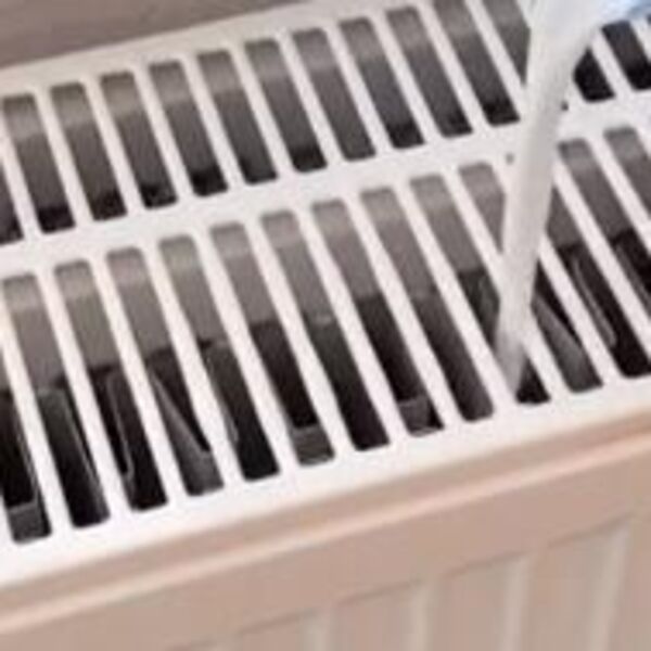 ŽENA PODELILA GENIJALAN TRIK ZA PRANJE RADIJATORA: Biće vam ŽAO što ovo niste VIDELI RANIJE (VIDEO)