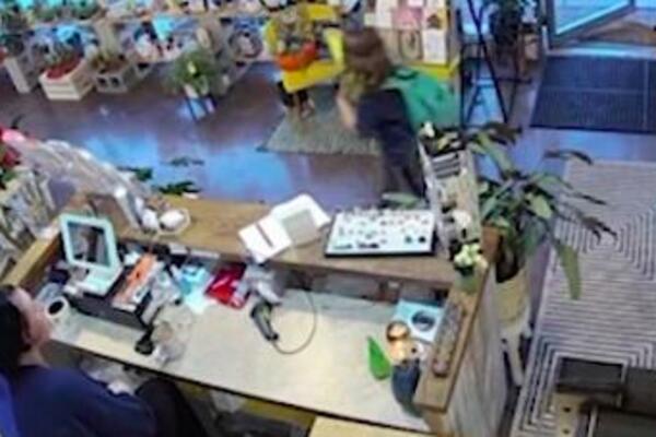 DEČAK (10) UTRČAO IZBEZUMLJEN U PRODAVNICU, PA DOŠAO DO KASIRICE: Pretrnula je zbog onoga što joj je REKAO (VIDEO)