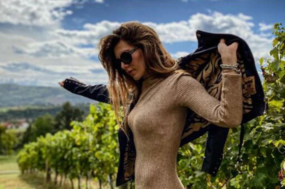 SRPSKA GLUMICA MAMI NA GREH I U OBIČNOM IZDANJU: Izgleda kao MILION DOLARA u kešu, lepa kao boginja FOTO