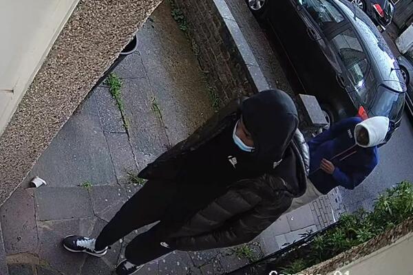 ŽENI SA DETETOM U RUKAMA DRŽALI NOŽ POD VRATOM: Upali joj u kuću, pa tražili OVO, policija TRAGA za napadačima!