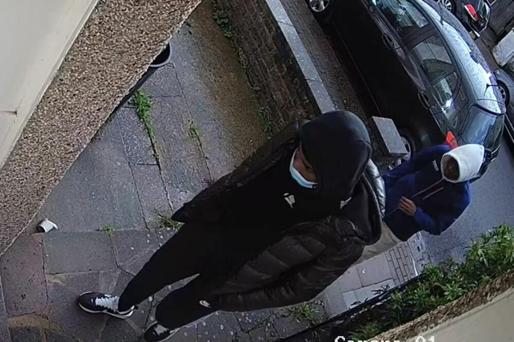 ŽENI SA DETETOM U RUKAMA DRŽALI NOŽ POD VRATOM: Upali joj u kuću, pa tražili OVO, policija TRAGA za napadačima!