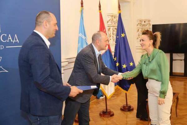 URUČENI UGOVORI ŽENAMA U BIZNISU: Novi Sad podstiče razvoj ŽENSKOG PREDUZETNIŠTVA! (FOTO)