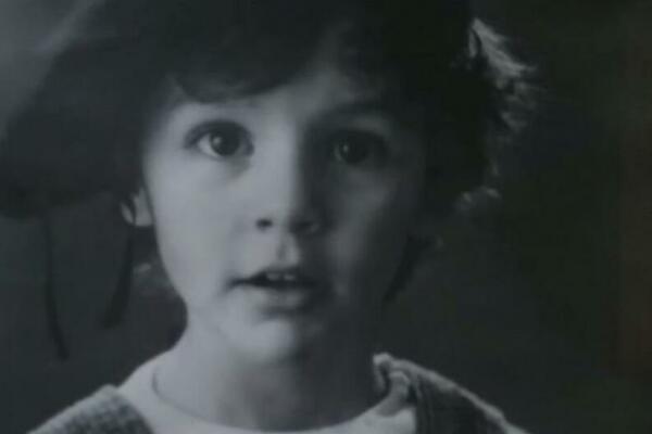 OVAJ DEČAK SA SLIKE JE SPRSKI GLUMAC I UPRAVO ČEKA DRUGO DETE: Zanemećete kada vidite o KOJOJ FACI se radi (FOTO)