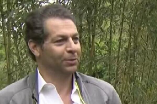 U SVOM DVORIŠTU PRONAŠLI ZAKOPAN SEF PUN PARA I ZLATA: Kada su saznali kome pripada, ostali su u NEVERICI (VIDEO)